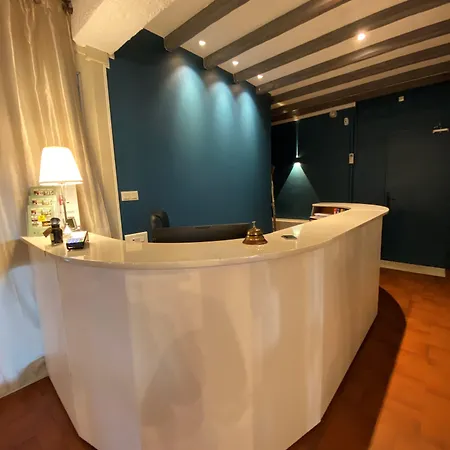 Logis Medieval, Montelimar Nord 3* 罗什莫尔