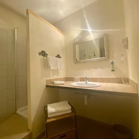 Logis Medieval, Montelimar Nord 3* 罗什莫尔